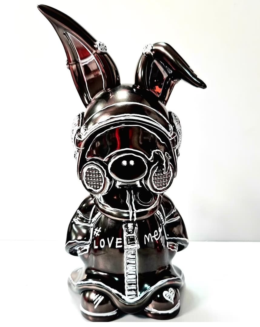 미미, Time Paradox Black Candy, 2024, Resin & mixed media, 12 x 9 x 21 cm